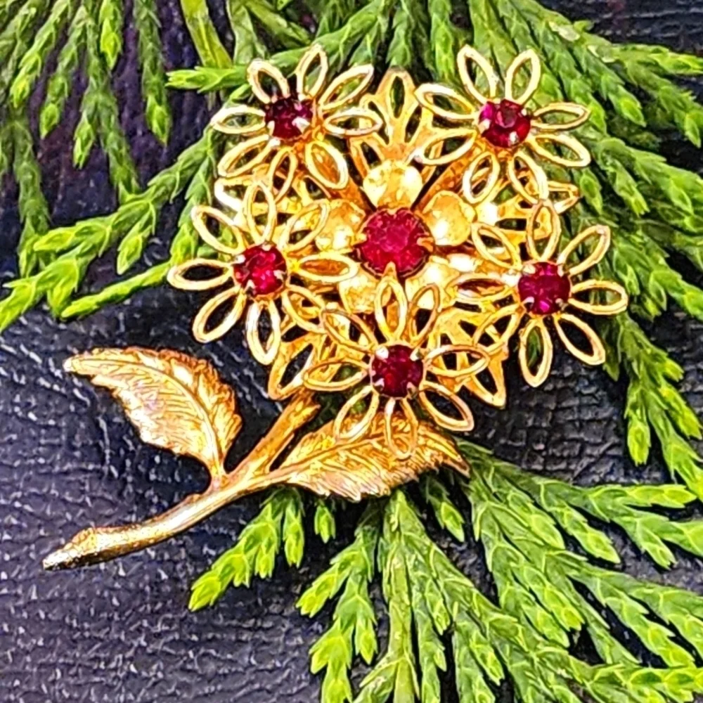Vtg Estate Brooch Scrolled Brass Filigree Red Rhinestone Oval Floral 2.25